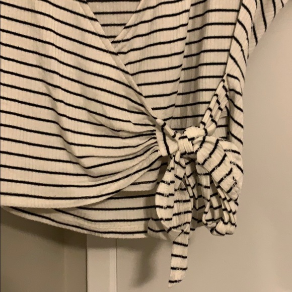 Super cute striped black and white short sleeve - Picture 2 of 3